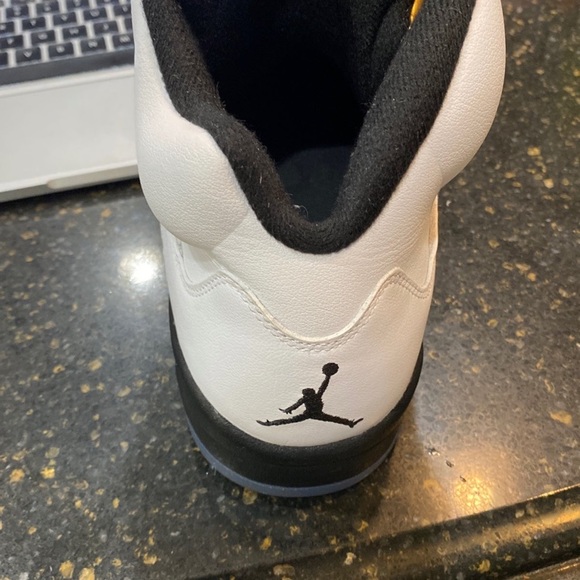 Jordan 5 RetroOlympic (2016)